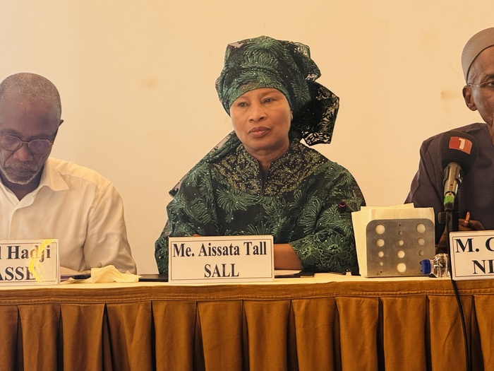 Présentation de l’ouvrage de Oumar Demba Bâ : Les révélations de Me Aïssata Tall Sall sur Macky Sall et son conseiller diplomatique Présentation de l’ouvrage de Oumar Demba Bâ : Les révélations de Me Aïssata Tall Sall sur Macky Sall et son conseiller diplomatique