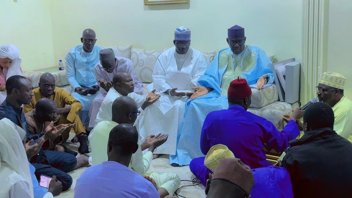 Tivaouane: Le secrétaire général de l’AFP Mbaye Dione reçu par Serigne Cheikh Tidiane Sy Dabakh Tivaouane: Le secrétaire général de l’AFP Mbaye Dione reçu par Serigne Cheikh Tidiane Sy Dabakh
