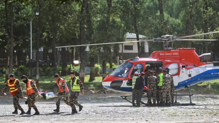 Crue dévastatrice au Népal et au Tibet: les secours perturbés par la menace de nouvelles coulées de boue