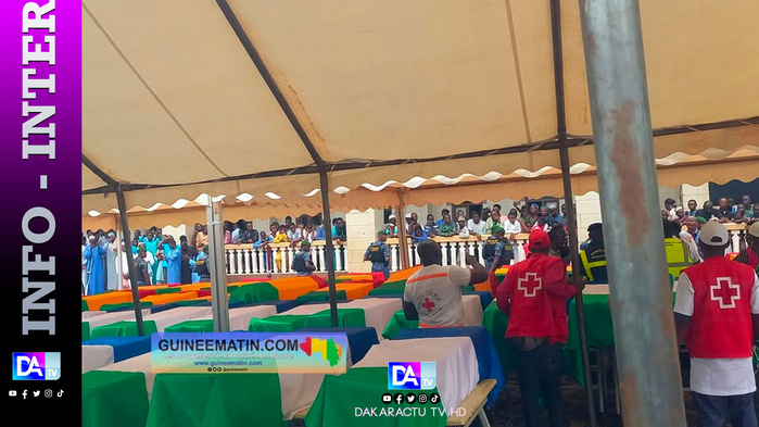 La Guinée enterre les 36 victimes de l'éboulement d'une décharge La Guinée enterre les 36 victimes de l'éboulement d'une décharge