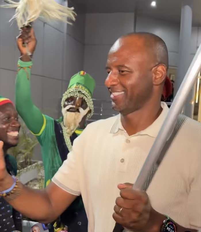 Patrick Vieira arrivé à Dakar, accueilli par des supporters à l'aéroport