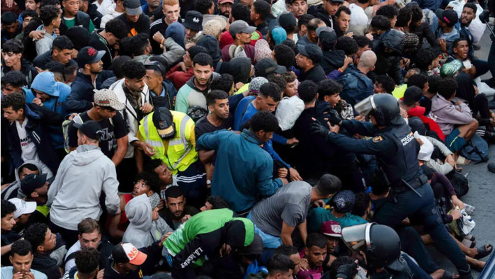 Ceuta: la police transfère 1700 migrants dans un centre d'accueil dans un climat tendu Ceuta: la police transfère 1700 migrants dans un centre d'accueil dans un climat tendu