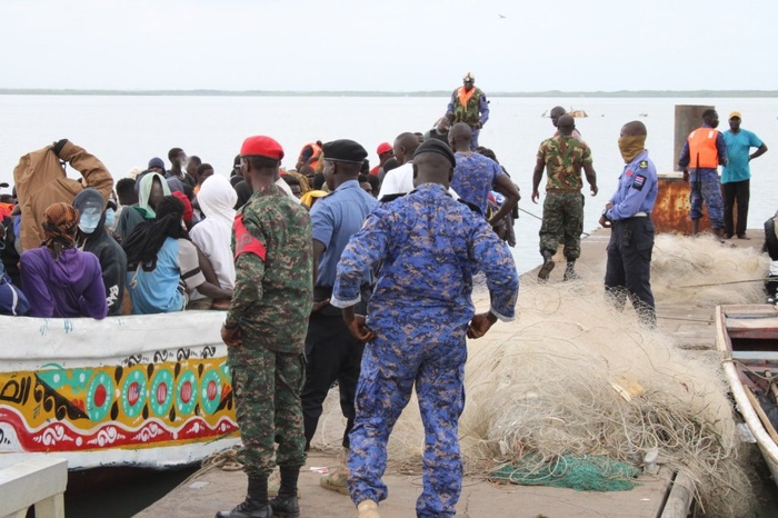 Pirogue secourue avec 106 migrants : cinq hommes déférés, un organisateur présumé recherché Pirogue secourue avec 106 migrants : cinq hommes déférés, un organisateur présumé recherché