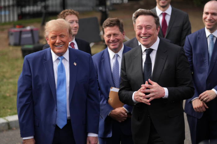 Donald Trump plaide pour “l’auto-régulation” de l’IA et évoque "un accord contraignant sur le plan moral"