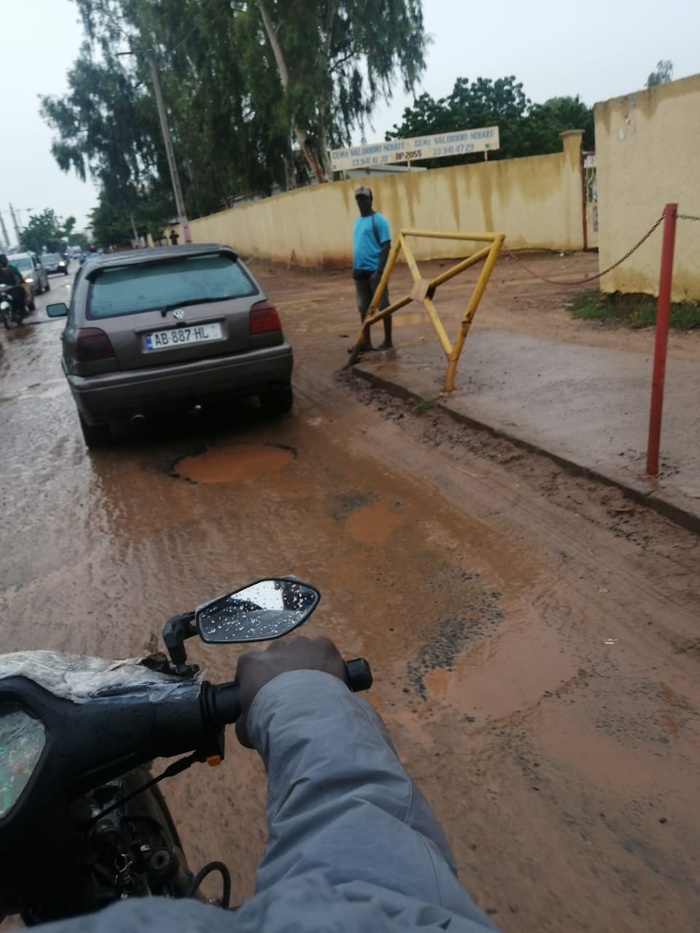 Kaolack- Nids de poule, eaux usées: la dégradation très avancée des routes inquiète les usagers Kaolack- Nids de poule, eaux usées: la dégradation très avancée des routes inquiète les usagers
