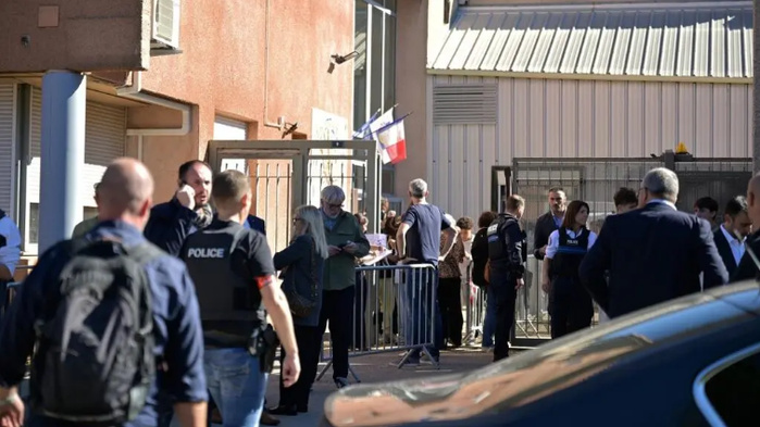 France: à Aubagne, un collégien tire au fusil de chasse sur le principal et une professeure