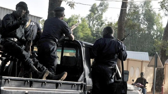 Mali: des manifestants dénoncent une «bavure» policière après la mort d'un jeune homme à Kourémalé Mali: des manifestants dénoncent une «bavure» policière après la mort d'un jeune homme à Kourémalé