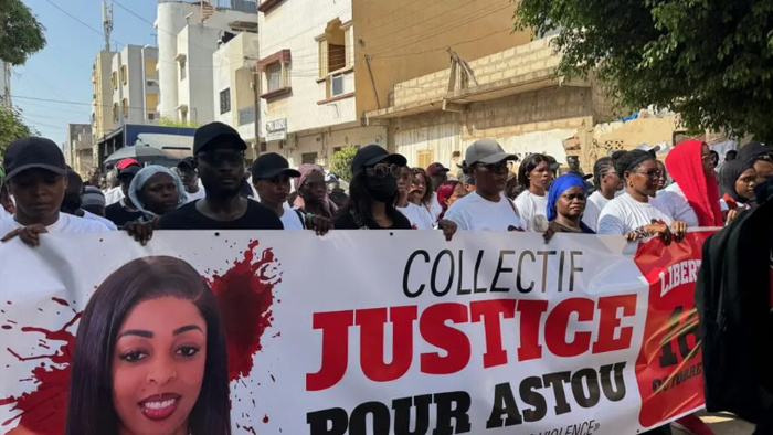 Sénégal: à Dakar, une marche contre les féminicides après la mort d'une femme attaquée à l'acide Sénégal: à Dakar, une marche contre les féminicides après la mort d'une femme attaquée à l'acide