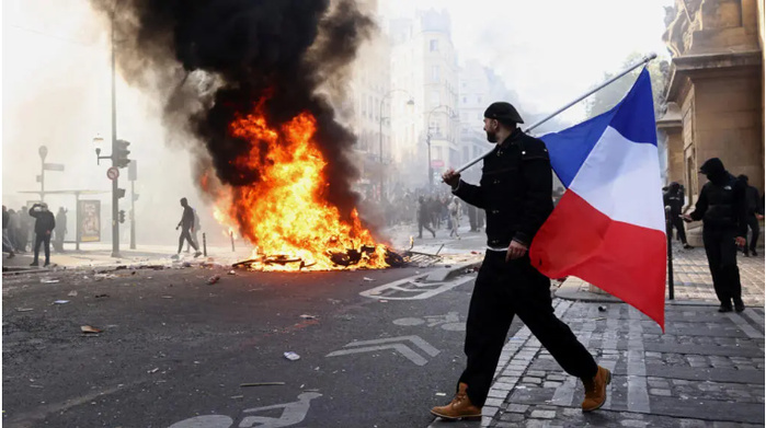 «La France tourne mal»: un 17 octobre marqué par une forte mobilisation sociale et des violences «La France tourne mal»: un 17 octobre marqué par une forte mobilisation sociale et des violences