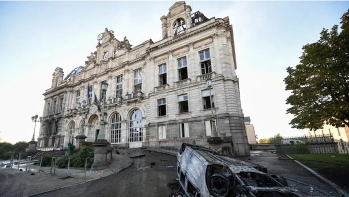 Mobilisation du 17 octobre: l'Association des maires de France appelle au rassemblement devant les mairies lundi Mobilisation du 17 octobre: l'Association des maires de France appelle au rassemblement devant les mairies lundi