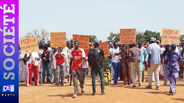 Arrondissement de Ngothie : Les populations de Dya, Sibassor et Ndiébél dans la rue pour réclamer une sortie d'autoroute pour désenclaver leurs communes Arrondissement de Ngothie : Les populations de Dya, Sibassor et Ndiébél dans la rue pour réclamer une sortie d'autoroute pour désenclaver leurs communes