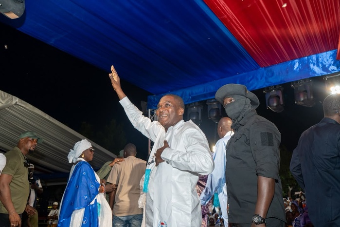 LOUGA – Kiiraay bat le rappel des troupes dans la capitale du Ndiambour et déclare avoir bouleversé la hiérarchie
