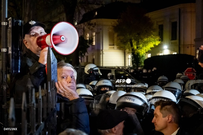 Crise constitutionnelle en Pologne : le président interrompt son voyage au Sénégal pour rentrée d'urgence à Varsovie Crise constitutionnelle en Pologne : le président interrompt son voyage au Sénégal pour rentrée d'urgence à Varsovie