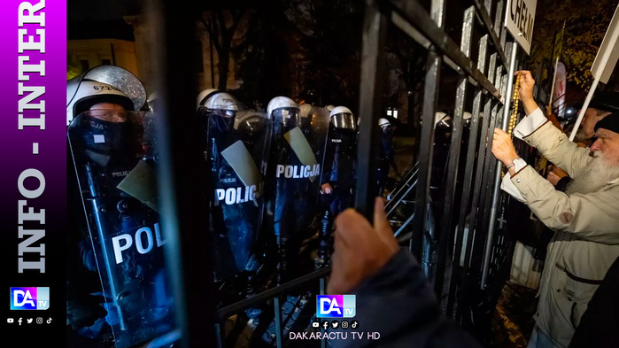 Crise politique en Pologne: le chef de l'Etat se rend au Tribunal constitutionnel bloqué par la police