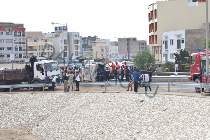 ACCIDENT : Un camion se renverse sur l'autoroute