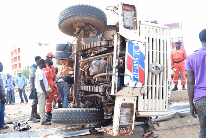 ACCIDENT : Un camion se renverse sur l'autoroute