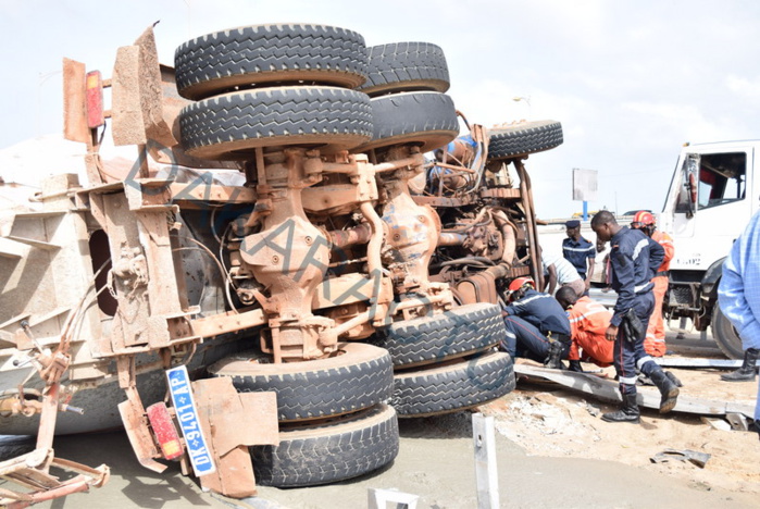 ACCIDENT : Un camion se renverse sur l'autoroute