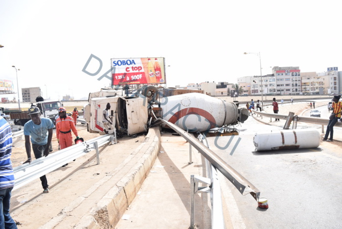 ACCIDENT : Un camion se renverse sur l'autoroute ACCIDENT : Un camion se renverse sur l'autoroute