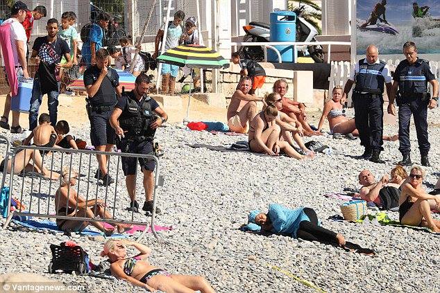 L'ISLAMOPHOBIE À SON PAROXYSME : Sur une plage de Nice la Gestapo oblige une femme musulmane à enlever son haut jugé "ostentatoire" ! INDIGNEZ-VOUS !