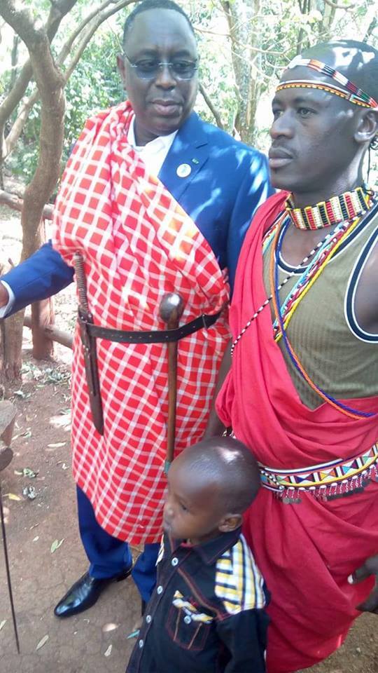 Macky Sall en tenue Massaï au Kenya après leur avoir rendu visite ce dimanche