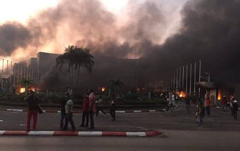 Présidentielle au Gabon : l'Assemblée nationale est incendiée à Libreville par des manifestants anti-Bongo