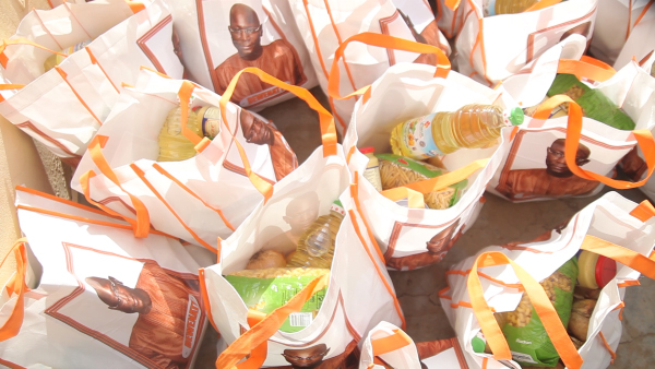 Abdoul Aziz Mbaye, conseiller en NTIC du Chef de l’Etat offre des denrées alimentaires aux populations de Keur Modou Ndiaye, Keur Saïb…