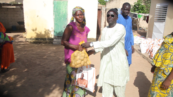 Abdoul Aziz Mbaye, conseiller en NTIC du Chef de l’Etat offre des denrées alimentaires aux populations de Keur Modou Ndiaye, Keur Saïb…