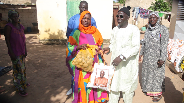 Abdoul Aziz Mbaye, conseiller en NTIC du Chef de l’Etat offre des denrées alimentaires aux populations de Keur Modou Ndiaye, Keur Saïb…