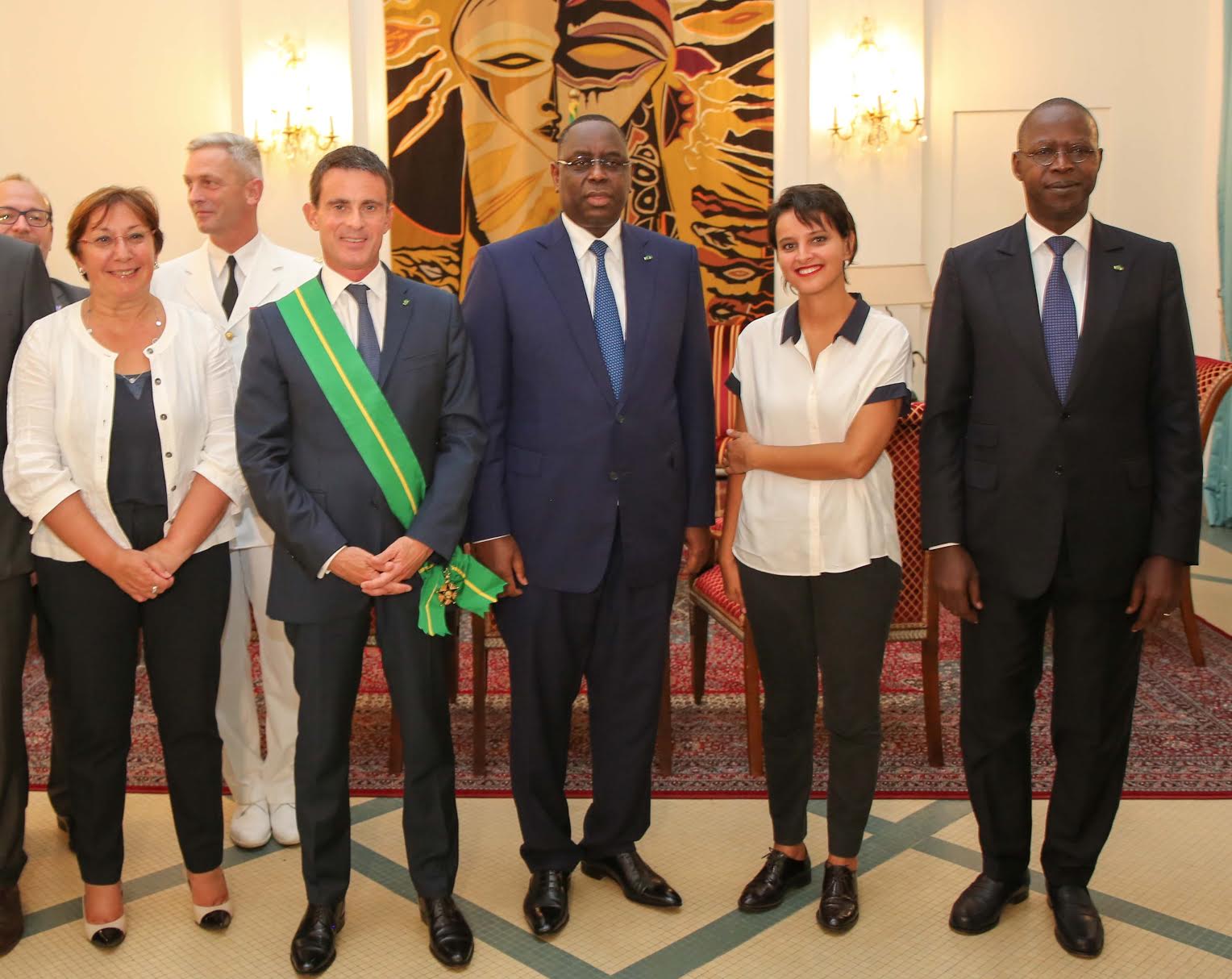 DÉCORATION : Le Premier ministre Français Manuel Valls élevé à la dignité du Grand croix dans l'ordre du mérite