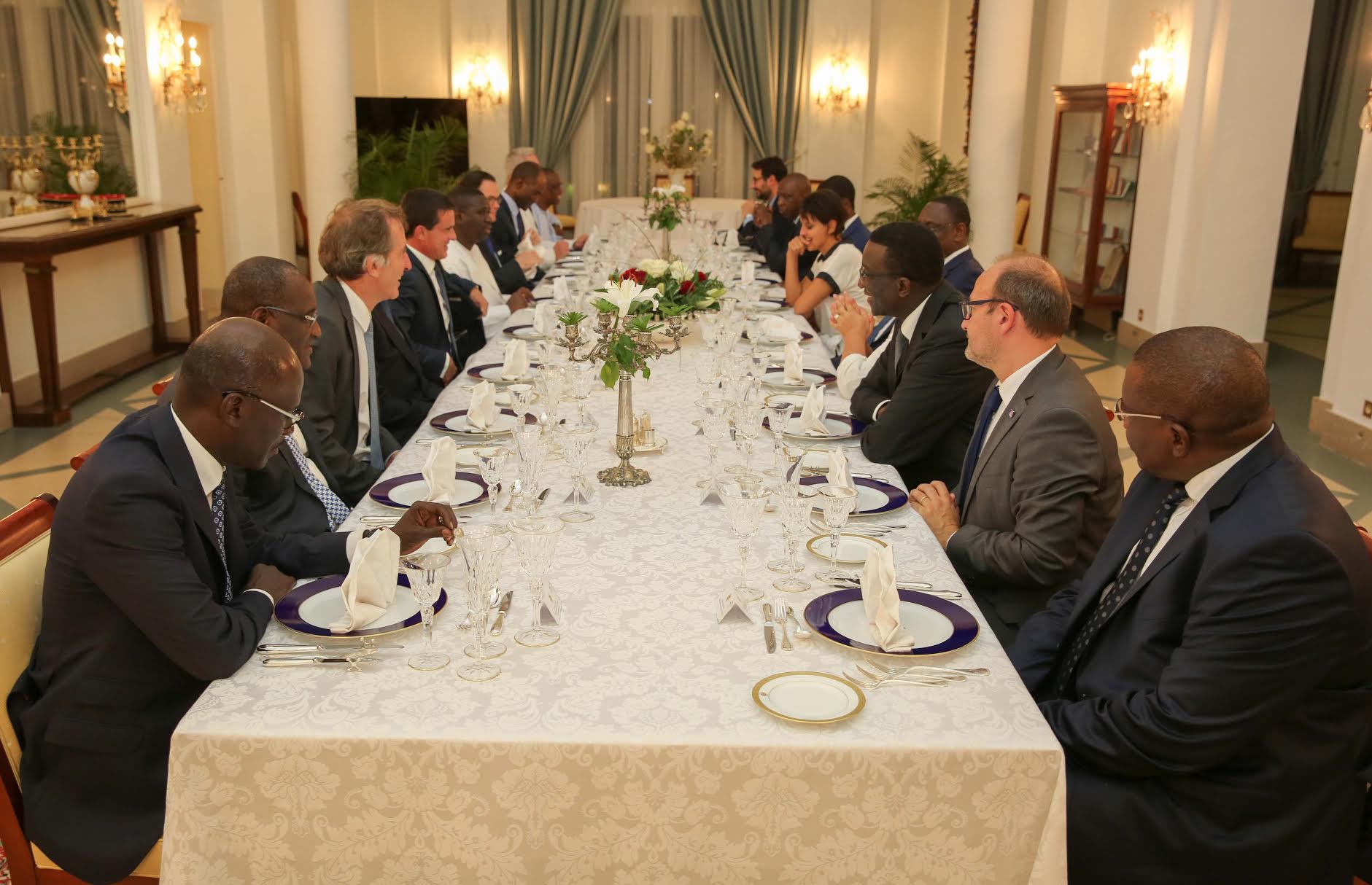 DÉCORATION : Le Premier ministre Français Manuel Valls élevé à la dignité du Grand croix dans l'ordre du mérite
