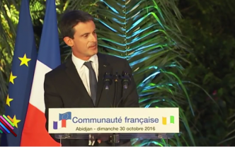 Quand Manuel Valls recadre Jean-Marie Le Guen, rivé sur son portable au lieu de l'écouter