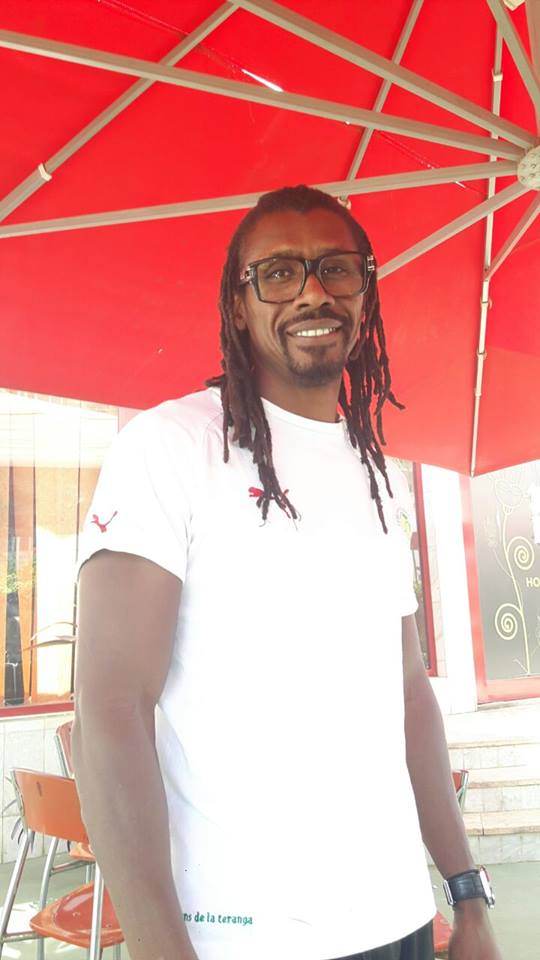 Gabon 2017 : Le sélectionneur national Aliou Cissé, tout souriant devant l’hôtel des Lions de la Téranga 