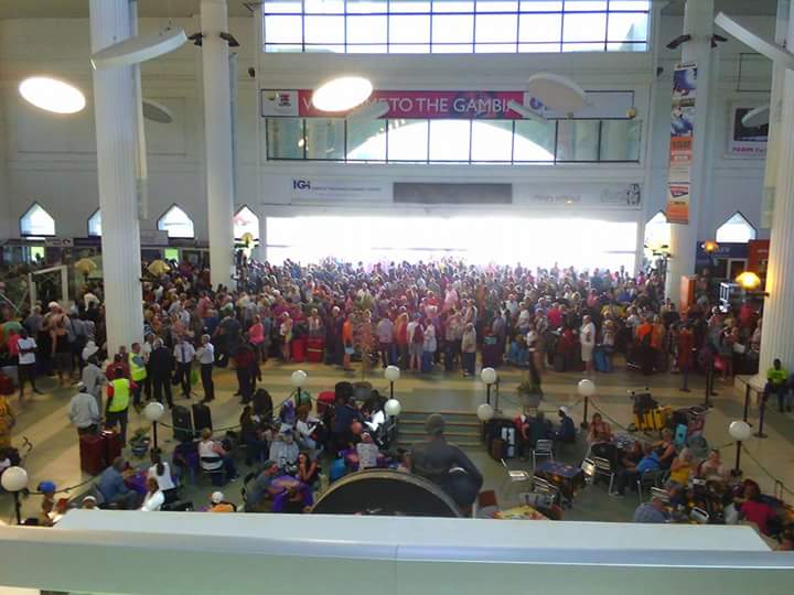 Aéroport de Banjul : Étrangers et Gambiens fuyant la Gambie.