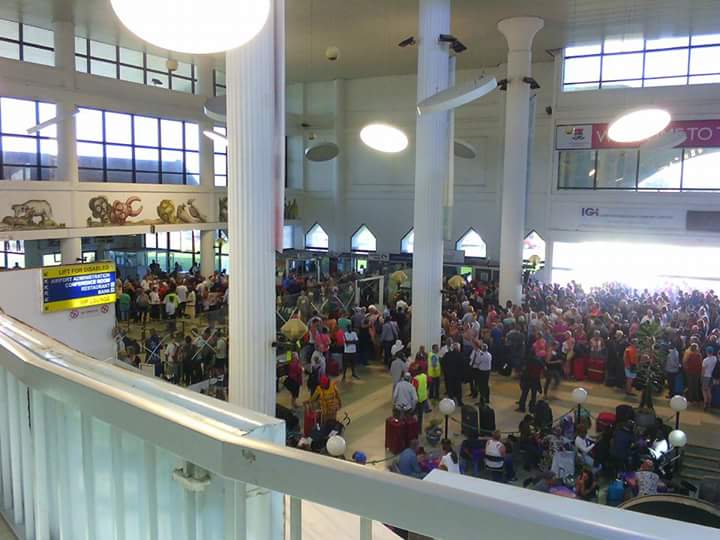 Aéroport de Banjul : Étrangers et Gambiens fuyant la Gambie.