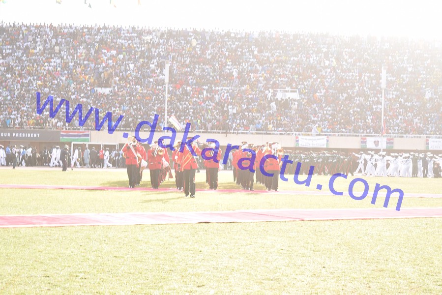 52e anniversaire et prestation de serment de Barrow : Les Gambiens prennent d'assaut le stade de Bakau (IMAGES)
