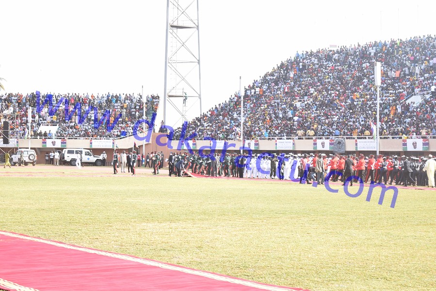 52e anniversaire et prestation de serment de Barrow : Les Gambiens prennent d'assaut le stade de Bakau (IMAGES)