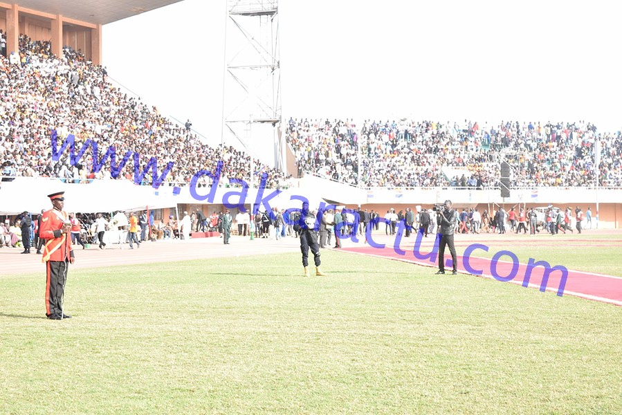 52e anniversaire et prestation de serment de Barrow : Les Gambiens prennent d'assaut le stade de Bakau (IMAGES)