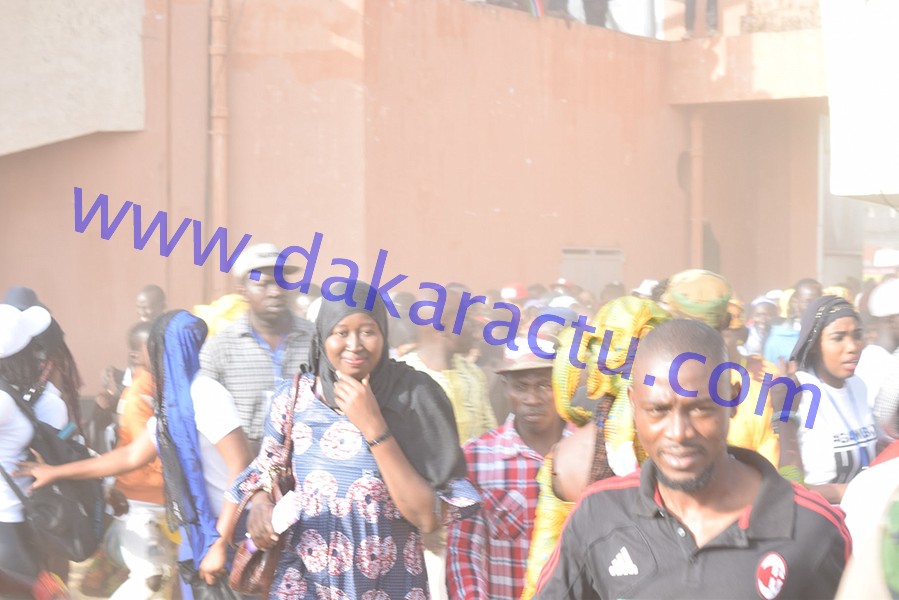 52e anniversaire et prestation de serment de Barrow : Les Gambiens prennent d'assaut le stade de Bakau (IMAGES)