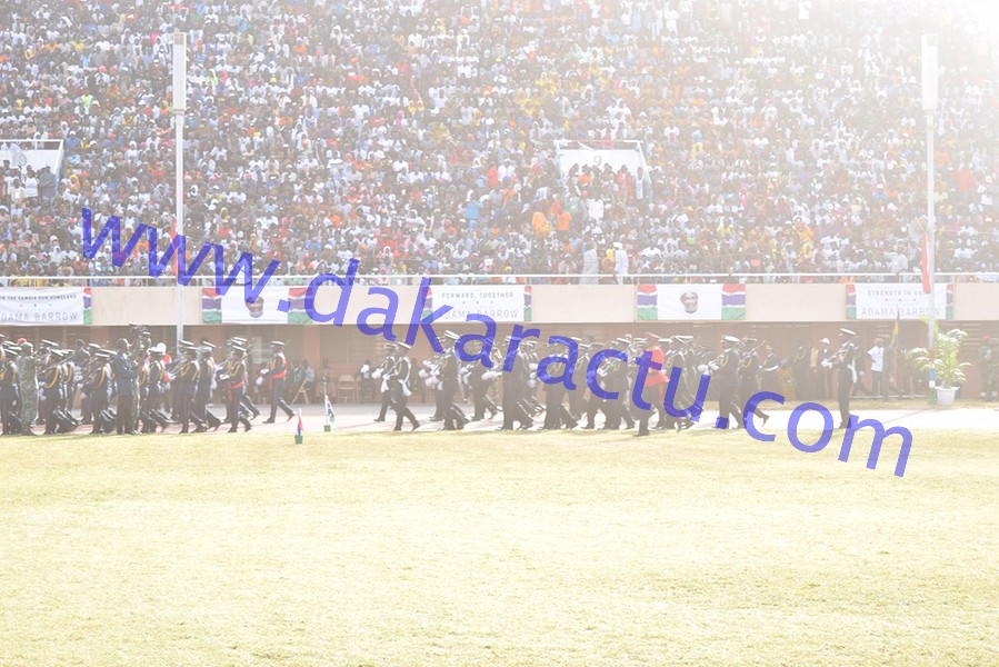 52e anniversaire et prestation de serment de Barrow : Les Gambiens prennent d'assaut le stade de Bakau (IMAGES)