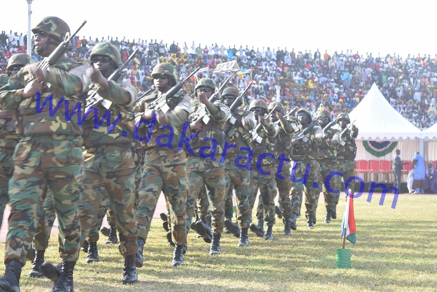 52e anniversaire et prestation de serment de Barrow : Les Gambiens prennent d'assaut le stade de Bakau (IMAGES)