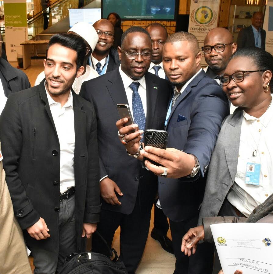 GENÈVE : Quand le président Macky Sall et parrain de la cérémonie se tape des selfies avec la foule