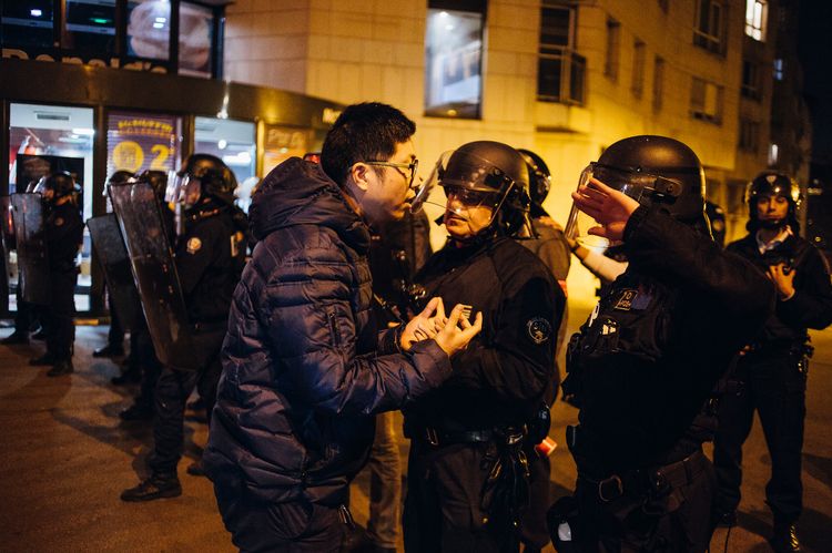 Un Chinois tué par un policier à Paris, une manif dégénère devant le commissariat