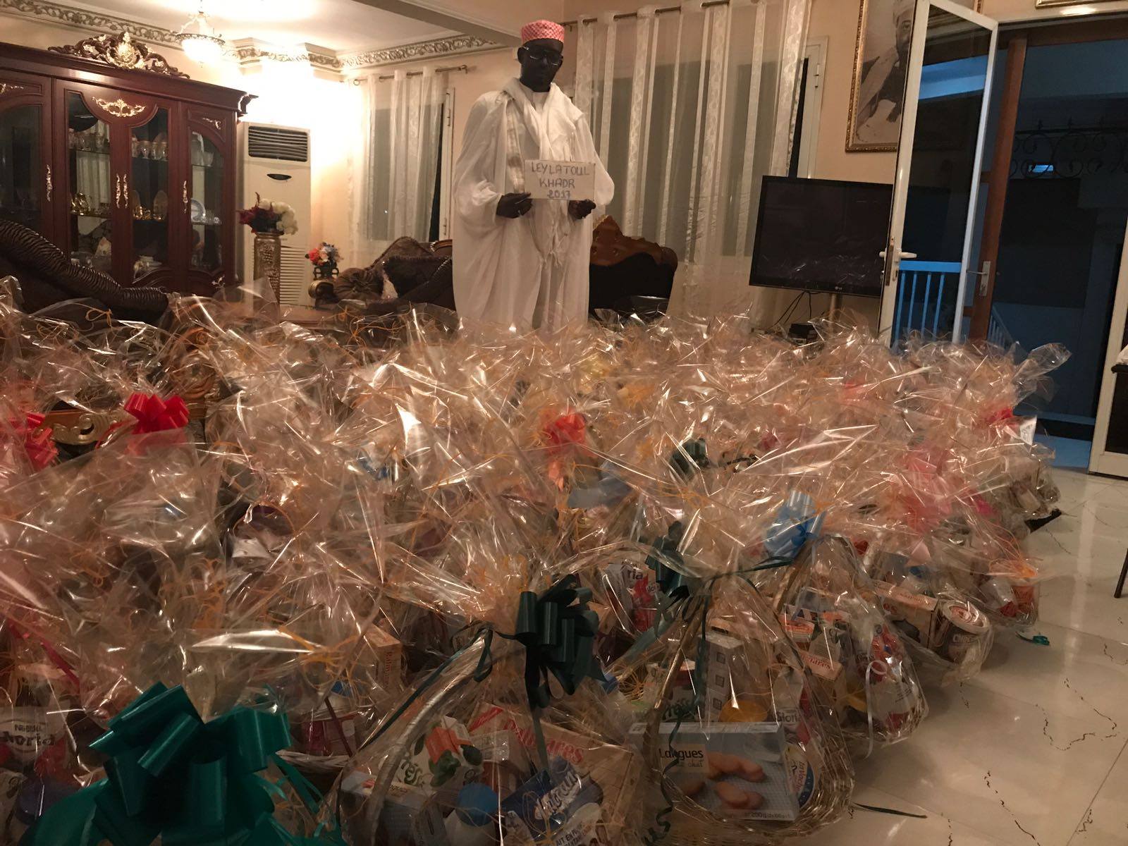 Laylatoul Khadr avec la fondation El Hadji Bassirou Diagne : Distribution des kits ndogou aux notables et délégués de quartier des 12 Pencc de Dakar  ( IMAGES )