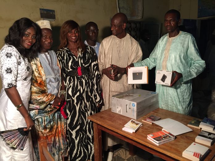 Don de livres pédagogiques, d’appareils photo digitale, d’imprimante, abonnement Internet : après Dakar, l’Association Tringa gâte Khombole