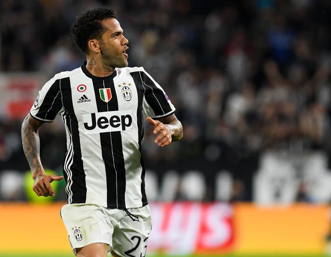 PSG : Dani Alves plaque Manchester City pour signer au PSG !