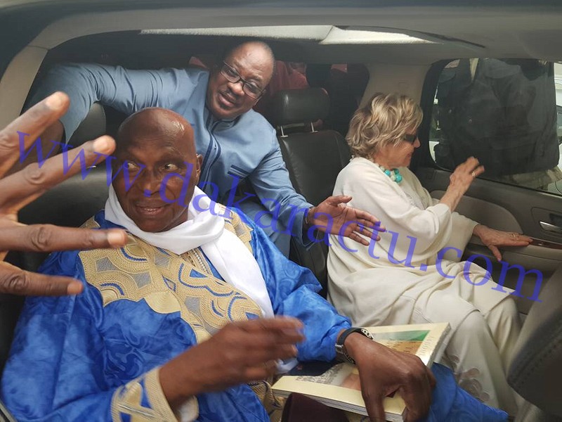 ME ABDOULAYE WADE A DAKAR : Les images exclusives de son arrivée en compagnie de son épouse et de Me Madické Niang