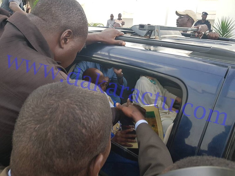 ME ABDOULAYE WADE A DAKAR : Les images exclusives de son arrivée en compagnie de son épouse et de Me Madické Niang