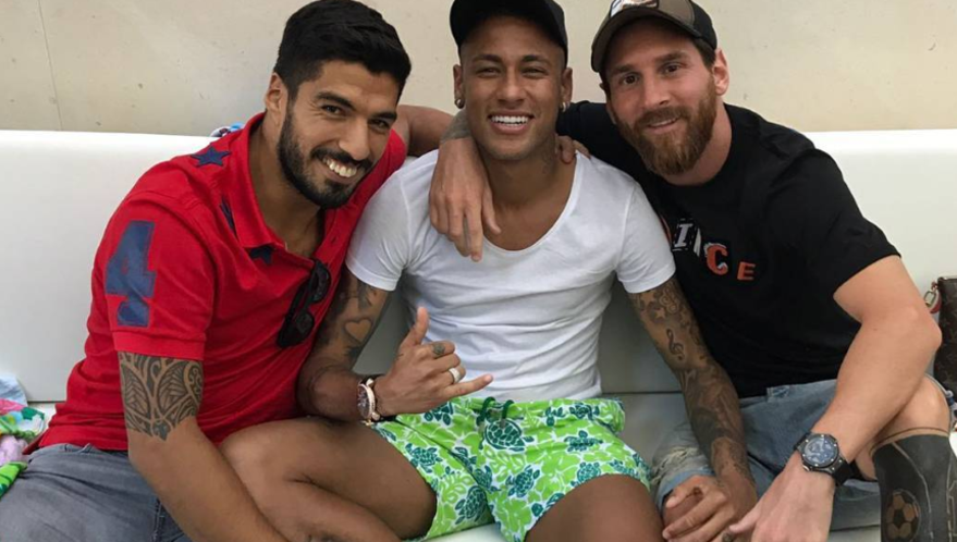 Neymar retrouve Suarez et Messi, qui chambre Piqué