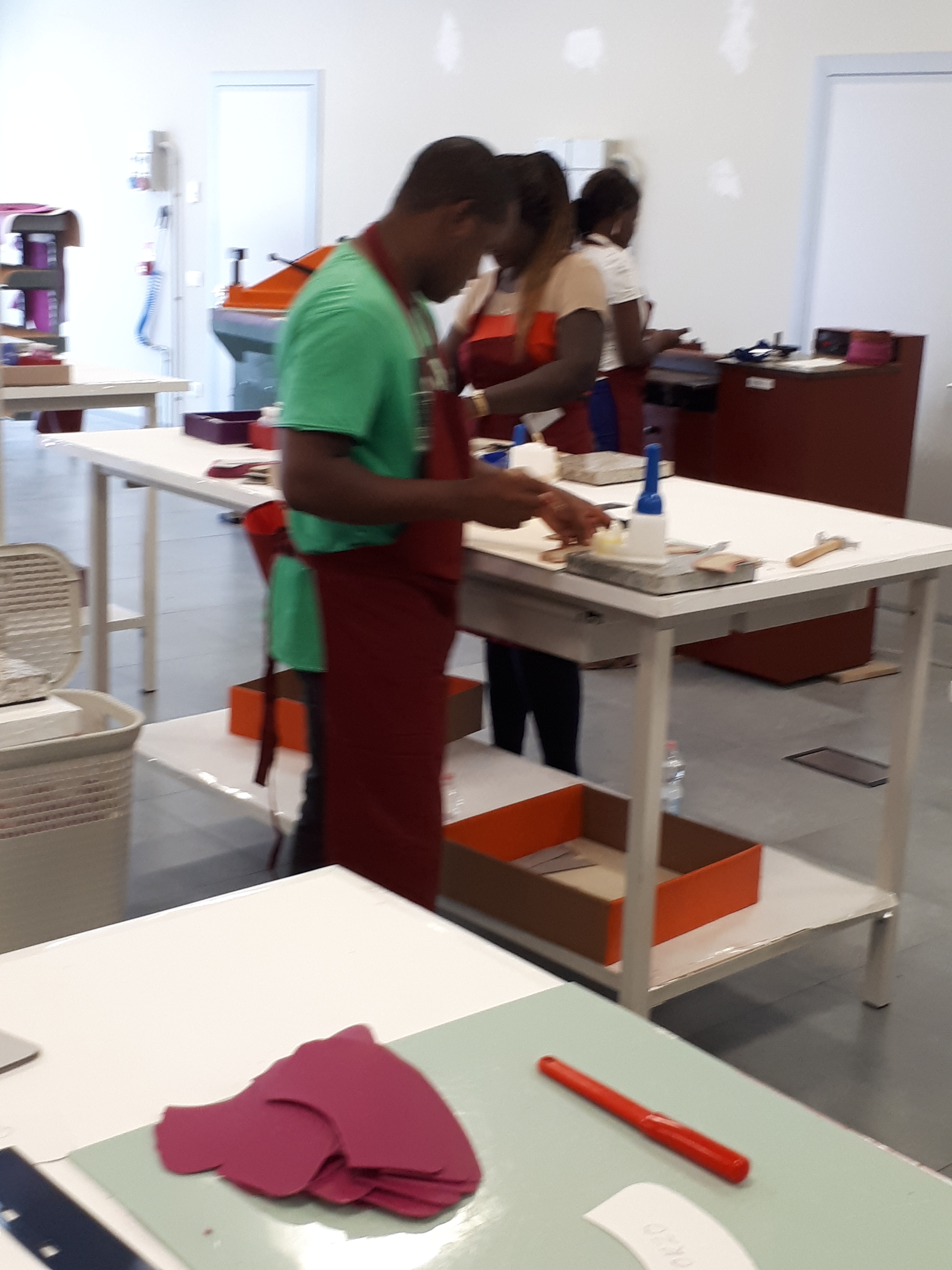 Formation : 30 jeunes sénégalais initiés aux métiers du cuir et de la ...