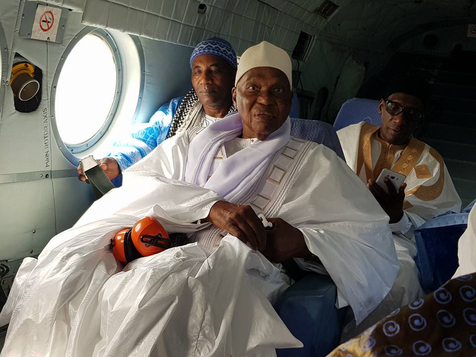 A la tête d'une forte délégation, Me Abdoulaye Wade quitte Dakar à bord d'un hélicoptère en direction de Touba